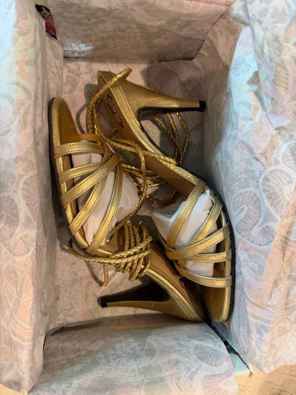 Zendaya X Tommy Hilfiger Gold Heels 🤩 - Picture 4 of 12